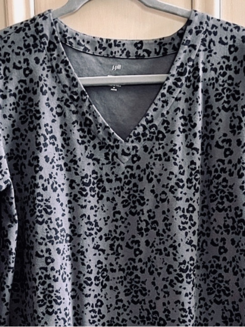 J Jill Supima cotton Medium petite size MP top long sleeves gray black v-neck